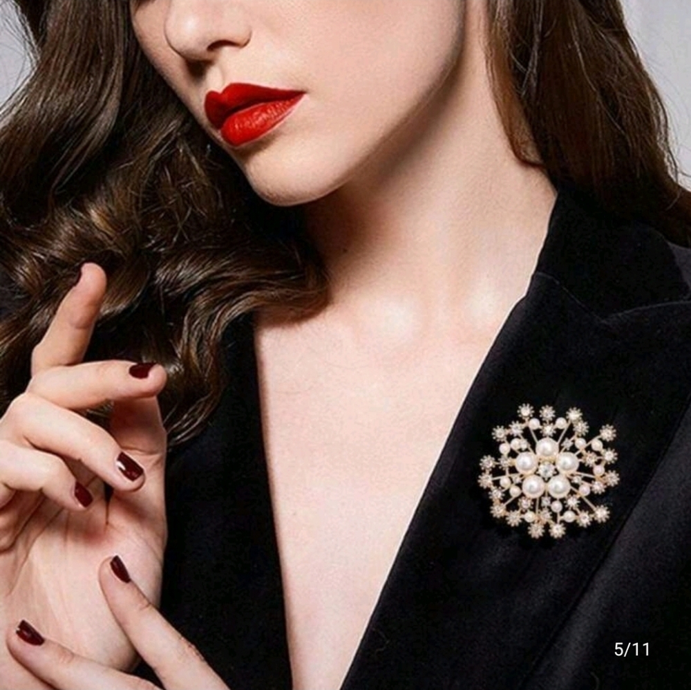 Elegant Pearl and Crystal Brooch - Picture 2 of 3